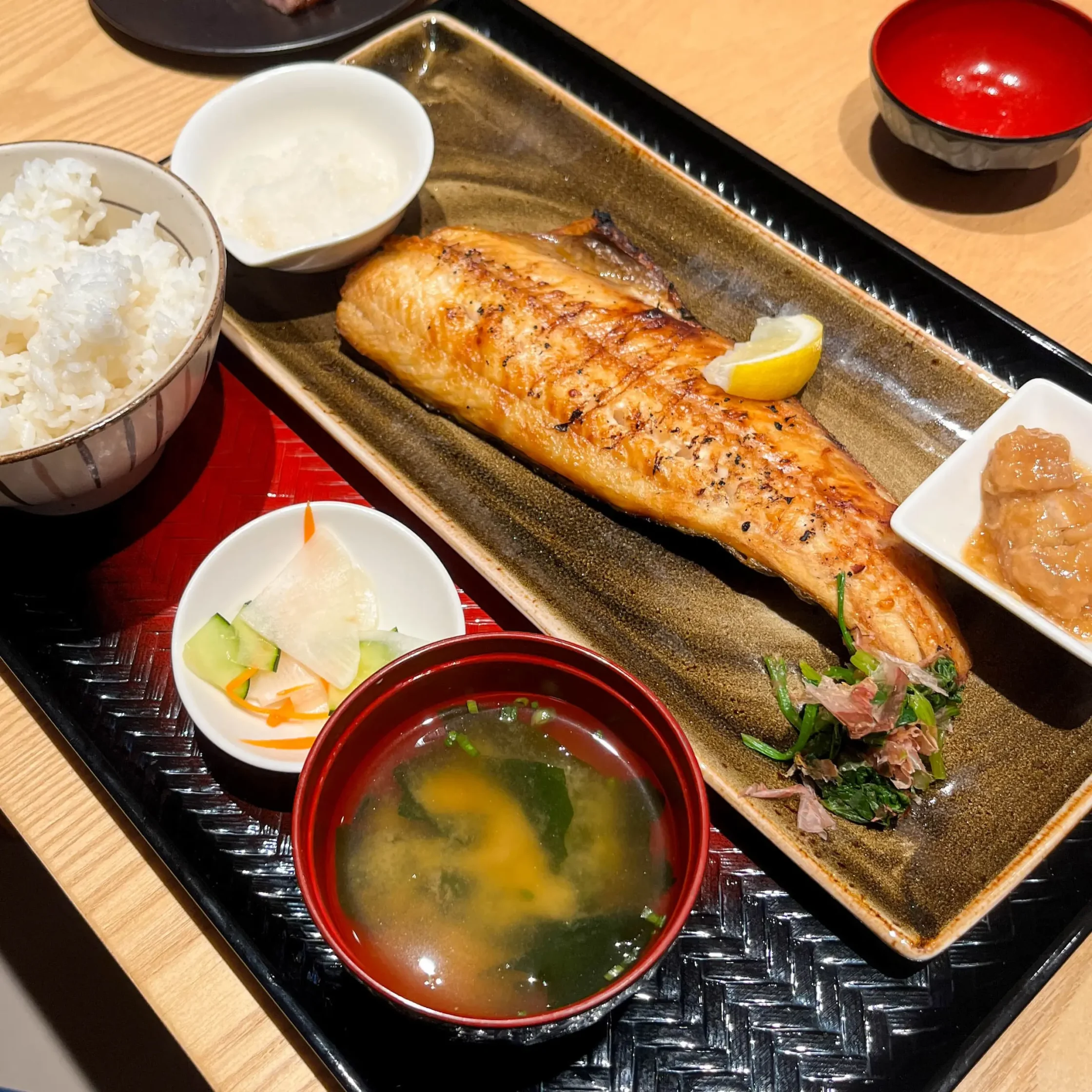 Ootoya’s Sima Hokke Sumibiyaki featuring charcoal-grilled Atka mackerel served with lemon, grated daikon, steamed rice, miso soup, and Japanese pickles on a traditional set meal tray.