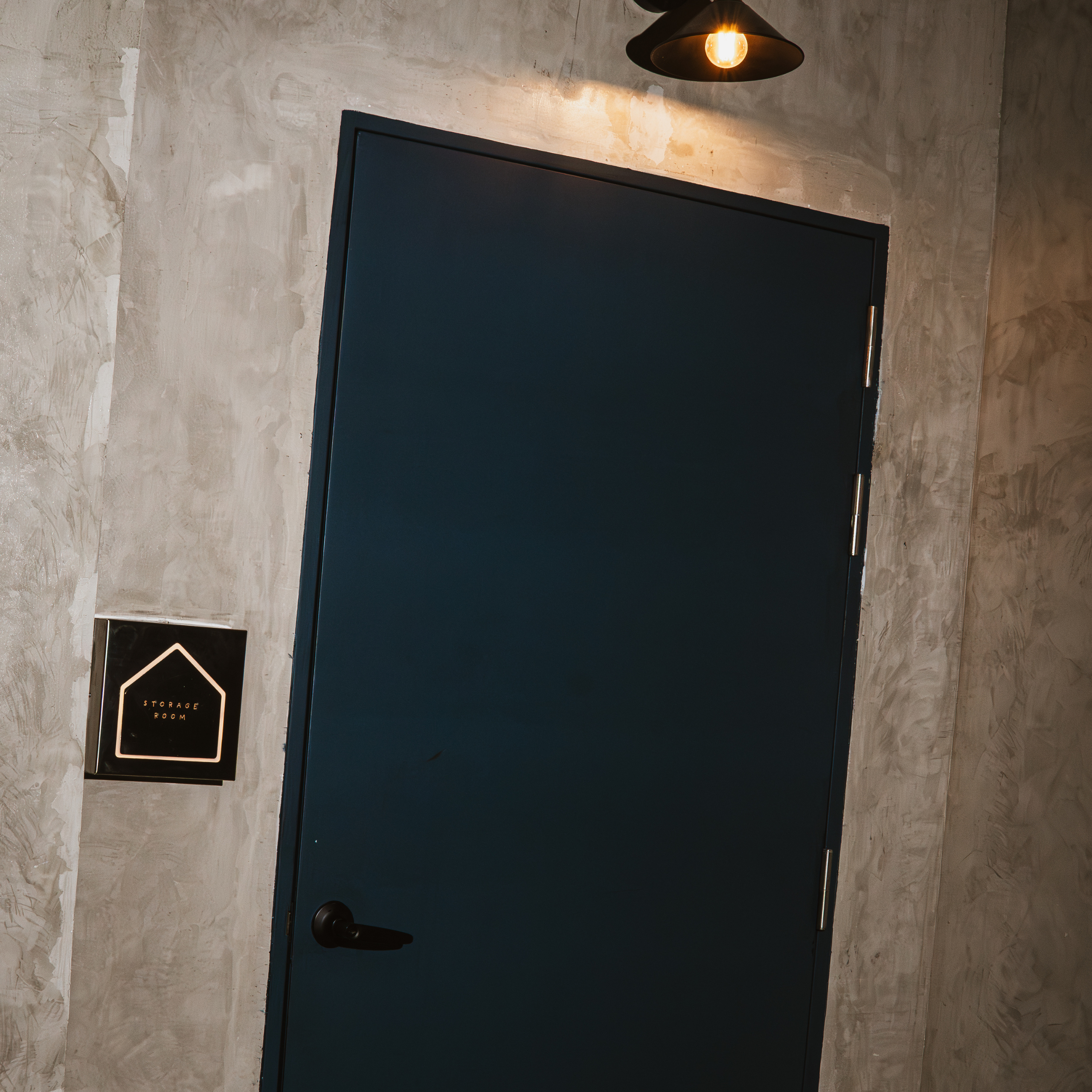 STORAGE ROOM BAR IN POBLACION BLUE DOOR